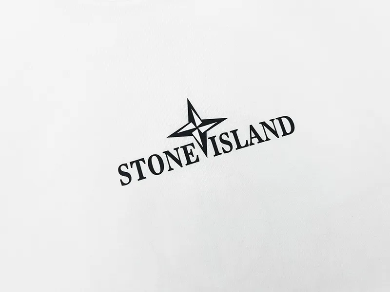 W668#P110💰 Popular item on the platform [Stone lsland/Stone Island compass armband printed short-sleeved T-shirt] ⚠️[Original creation with high control of details] -Made of 230g combed cotton 32-count double yarn, soft and comfortable to the touch, sweat-absorbent and breathable. -Simple basic and versatile style, original quality, the first choice for couples. -Made in a large factory, four needles and five threads on the shoulder, neat alignment, high quality workmanship. -Same style for men and women. Very versatile, one piece for everyone, the details are clearly visible. Color: White Size: M L